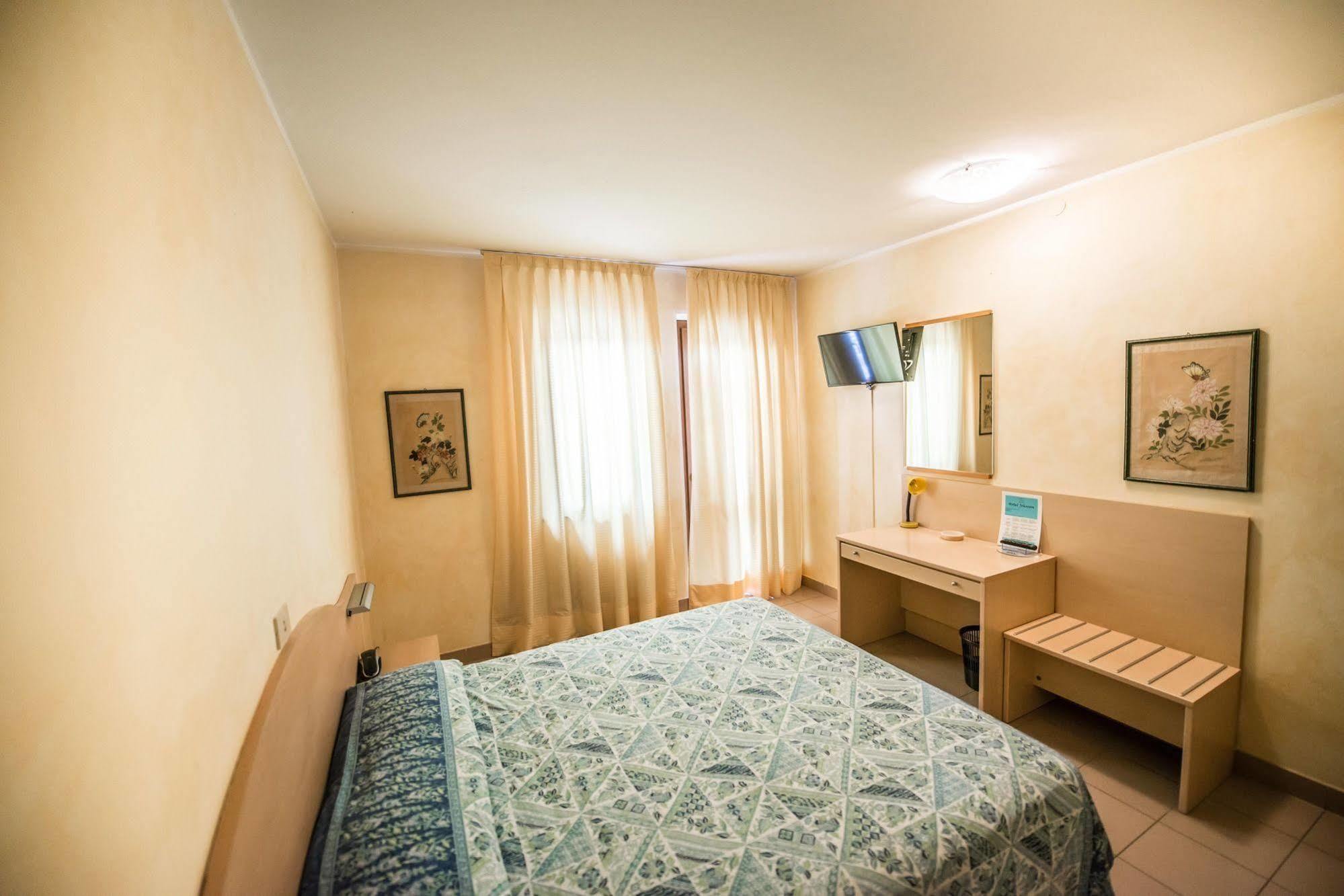 Hotel Johnson Peschiera del Garda Dış mekan fotoğraf
